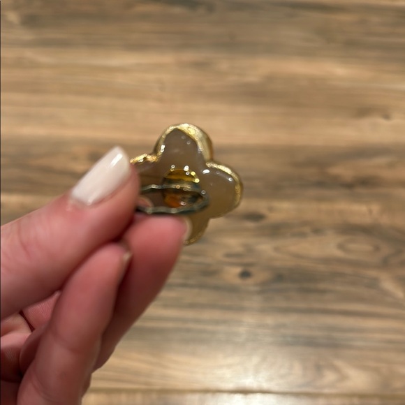 Elegant Gold Clover Ring - Picture 2 of 4